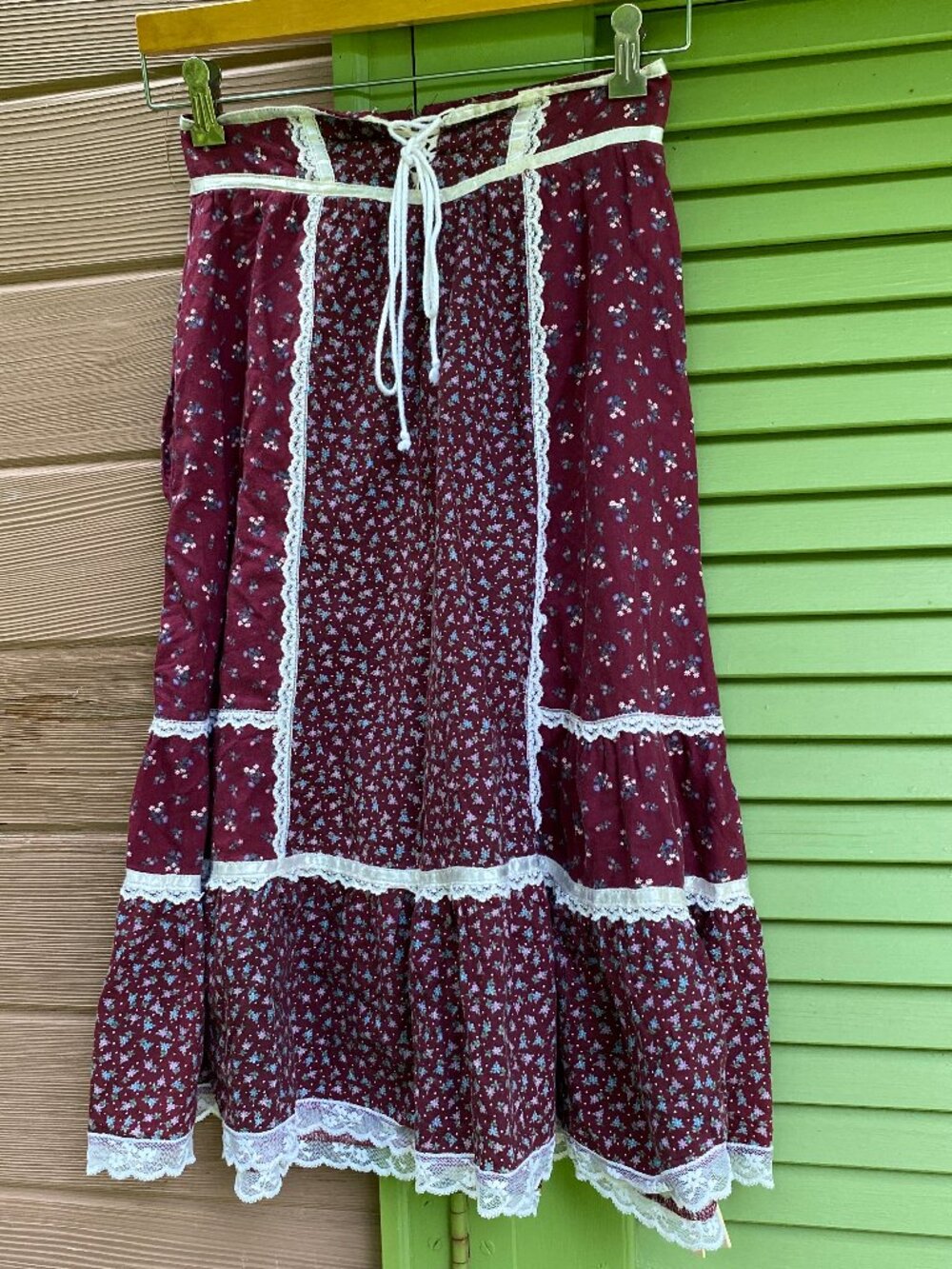 Vintage 1970s "Jessica's Gunnies"  (Gunne Sax) Burg Floral Prairie Skirt XS